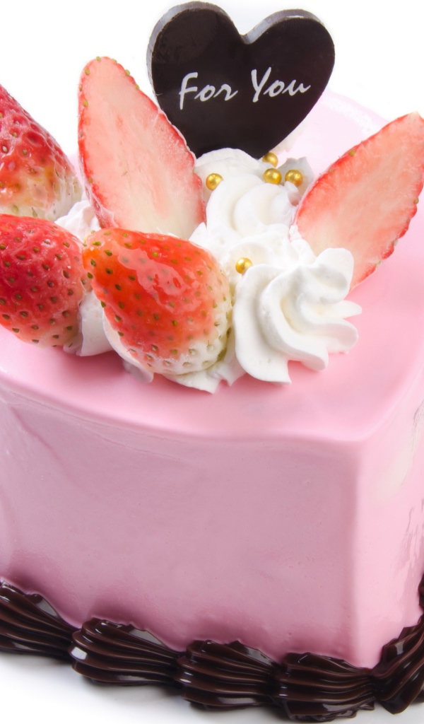Сладкий розовый торт с шоколадным кремом, сливками и кусочками клубники
