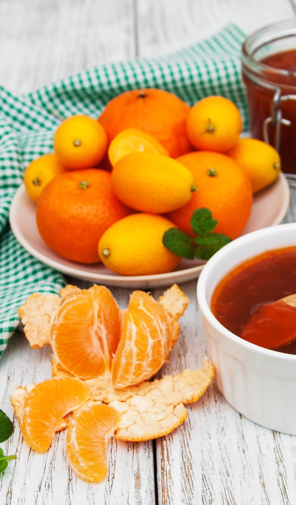 Джем на столе с мандаринами 