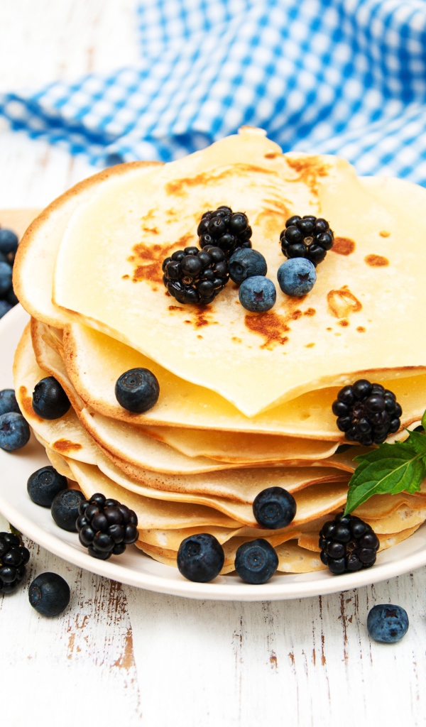 Румяные тонкие блинчики с ягодами черники и ежевики