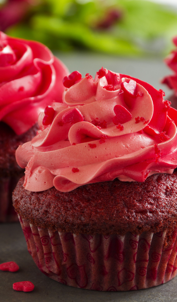 Три шоколадных кекса с розовым кремом 