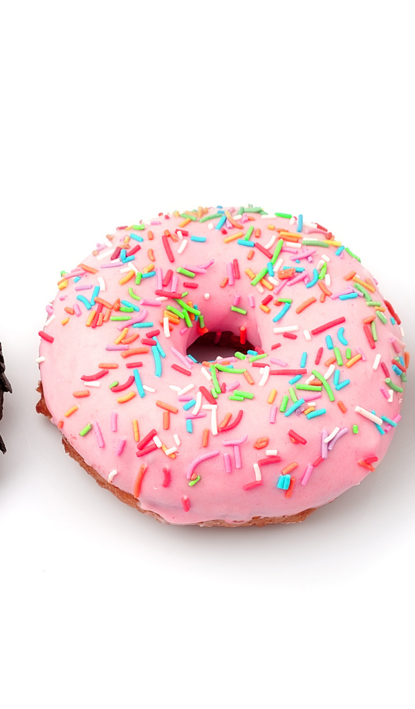 Три аппетитных сладких пончика с глазурью на белом фоне