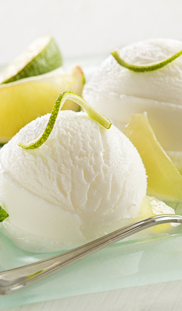 Два шарика сливочного мороженого с лаймом