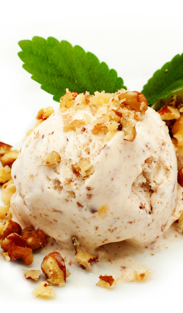 Два шарика мороженого с орехами на белом фоне