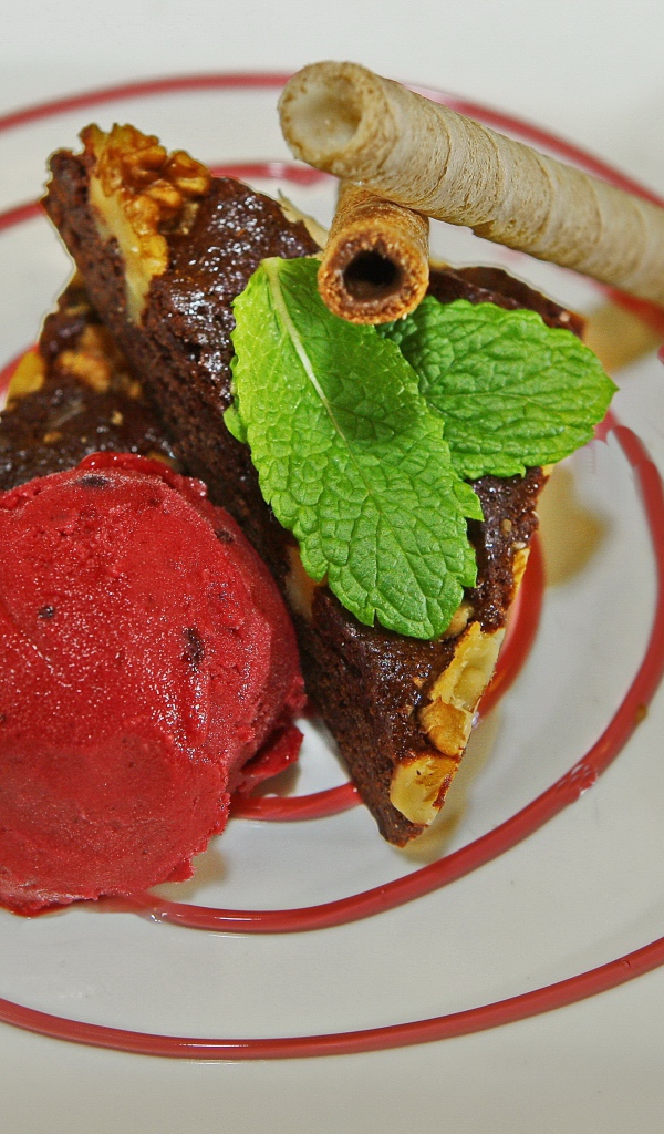 Два шарика фруктового мороженого с щербетом и трубочками