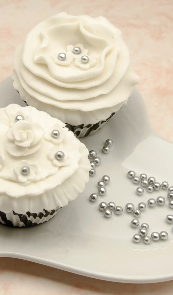Два красивых капкейка с кремом и бусинами