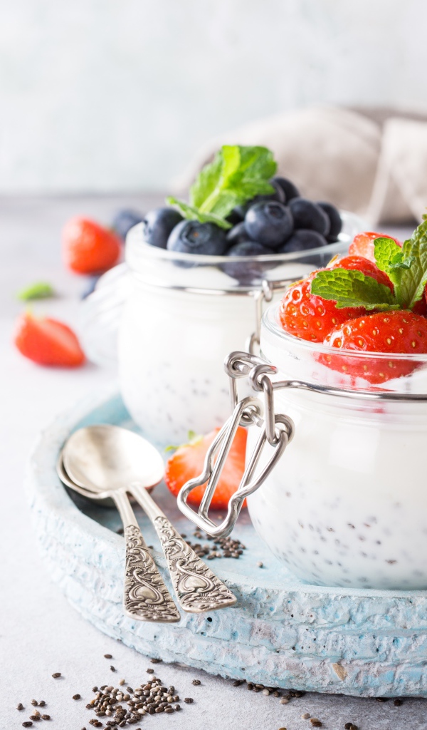 Йогурт с семенами годжи и ягодами на завтрак