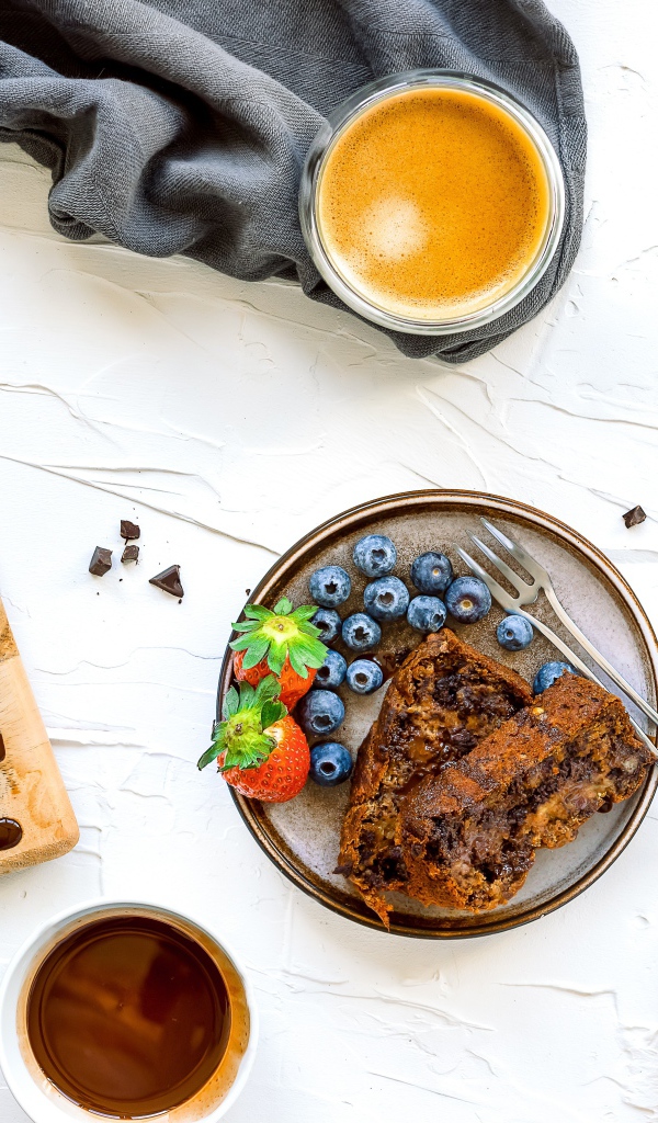 Кекс на тарелке с ягодами черники и клубники 