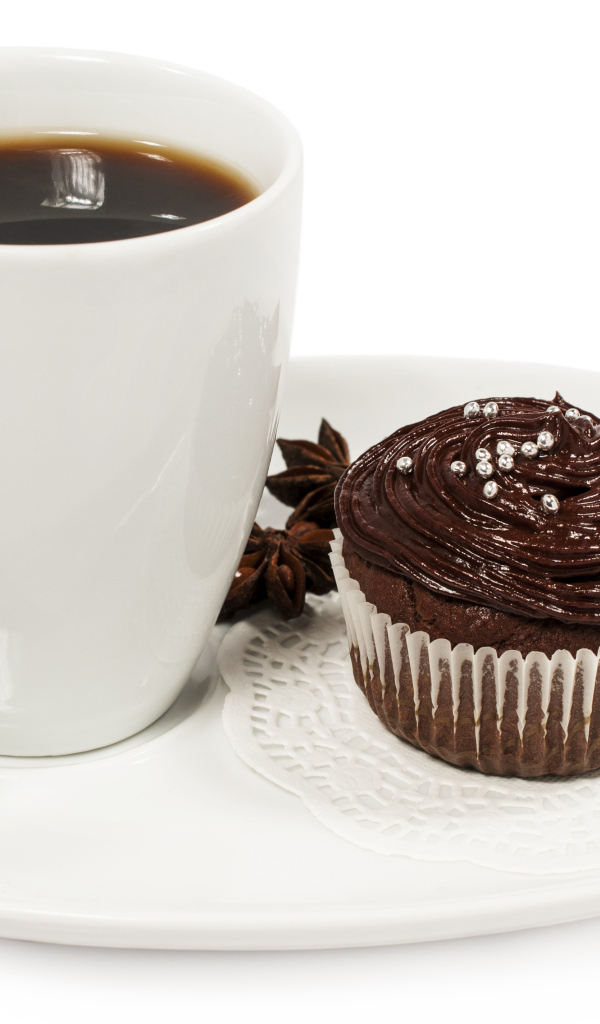 Чашка кофе на белой тарелке с кексом и корицей