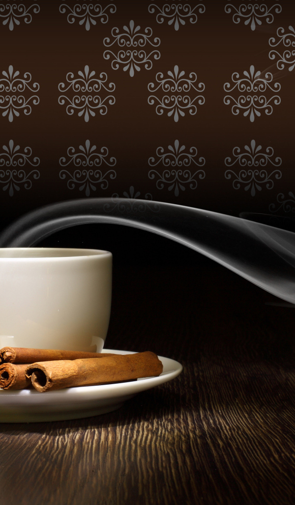 Чашка горячего кофе с дымом на блюдце с сахаром и корицей