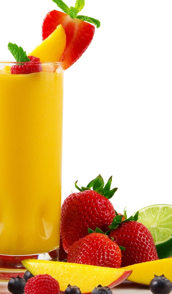 Стакан сока на белом фоне с ягодами и фруктами