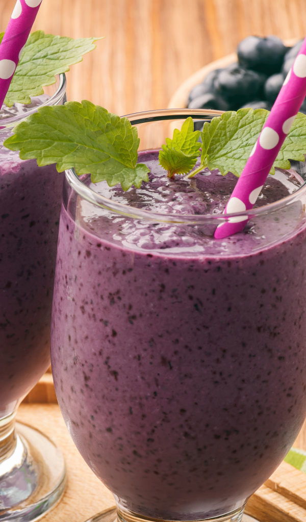Черничное смузи в стаканах с трубочками