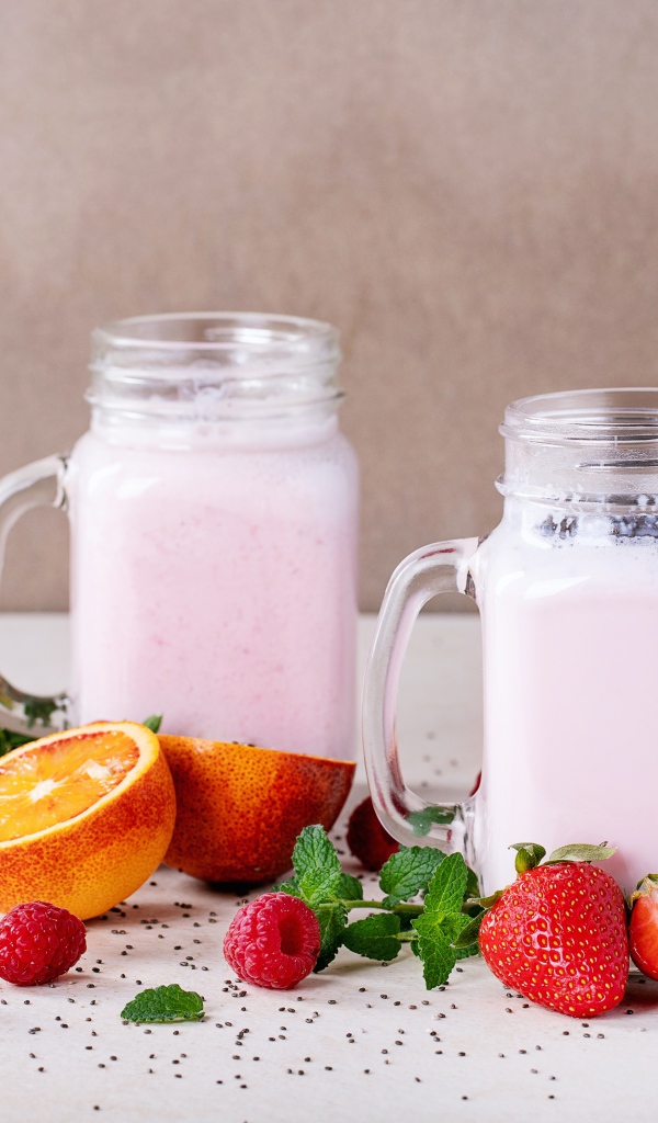 Коктейль на столе с малиной, клубникой и грейпфрутом