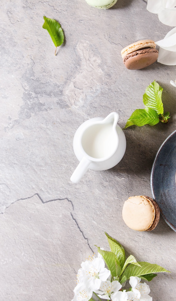 Чашка кофе на сером фоне с цветами вишни и магнолии