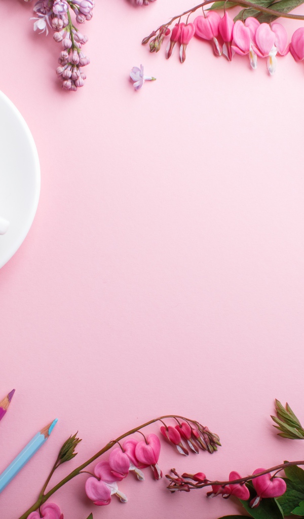 Чашка кофе на розовом фоне с цветами