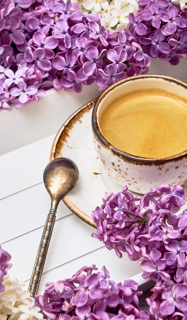 Чашка кофе на подносе с цветами сирени 