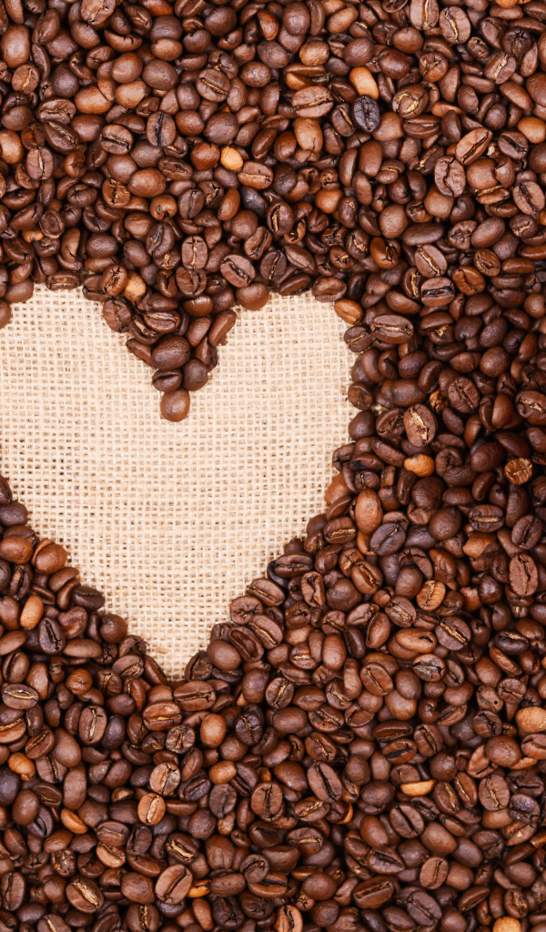 Чашка с кофе стоит на кофейных зернах 