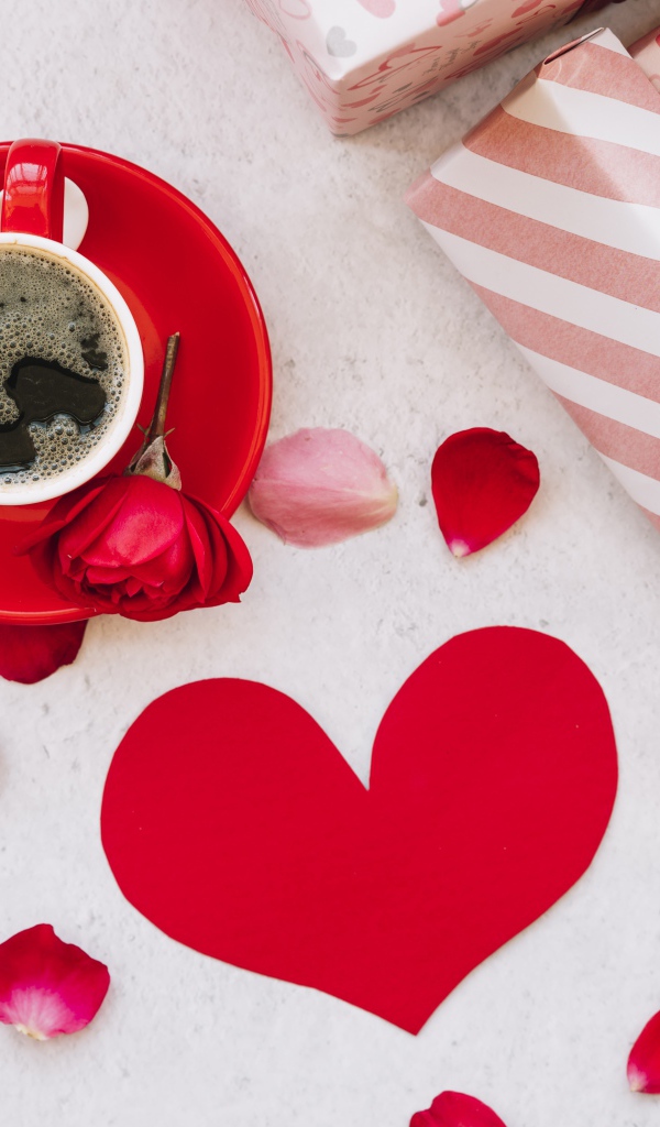 Чашка кофе на столе с подарками и розами