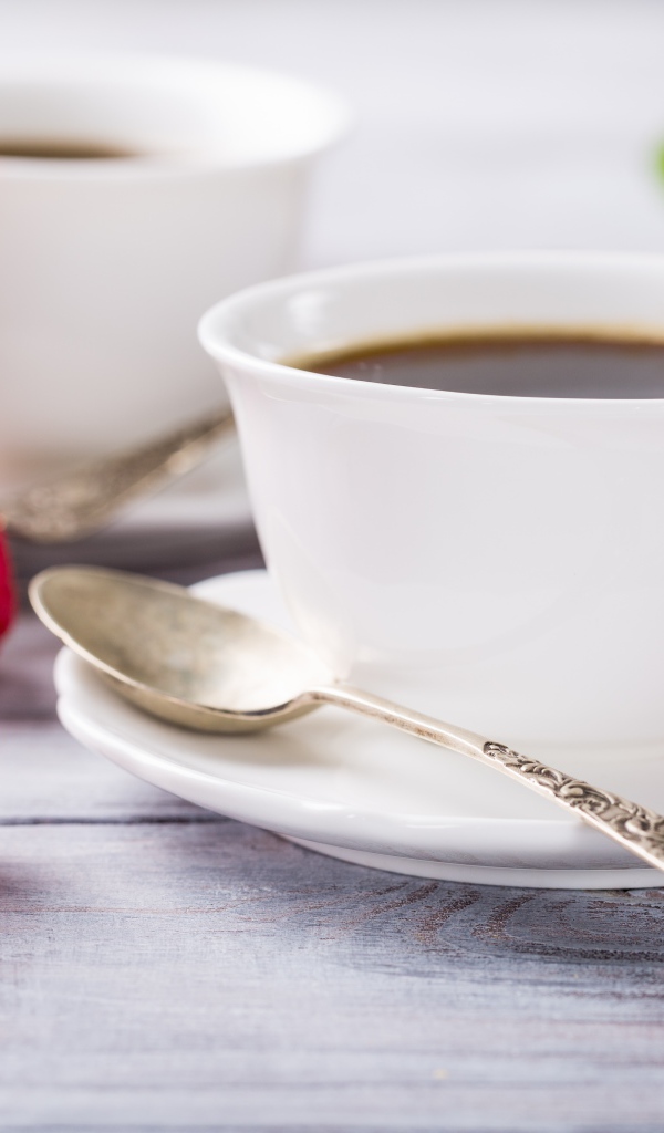 Чашка кофе на столе с печеньем макарон и свежей малиной