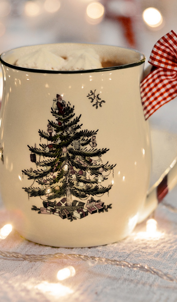 Праздничная чашка с горячим какао и маршмеллоу 