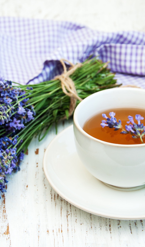 Чашка чая на столе с букетом лаванда 