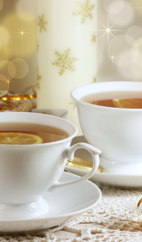 Вкусный чай в белых чашках с лимоном