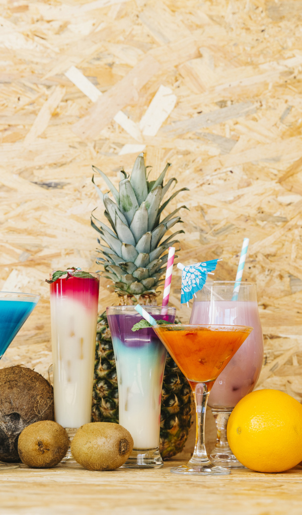 Разные коктейли на столе с фруктами 