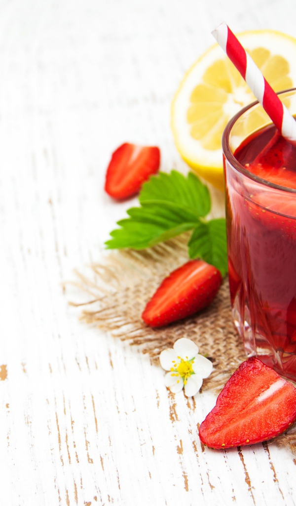 Напиток в стакане с ягодами клубники 