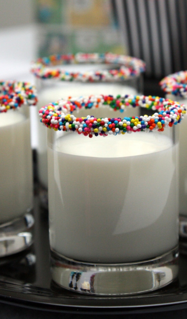 Стаканы с молоком со сладкой посыпкой на ободке 