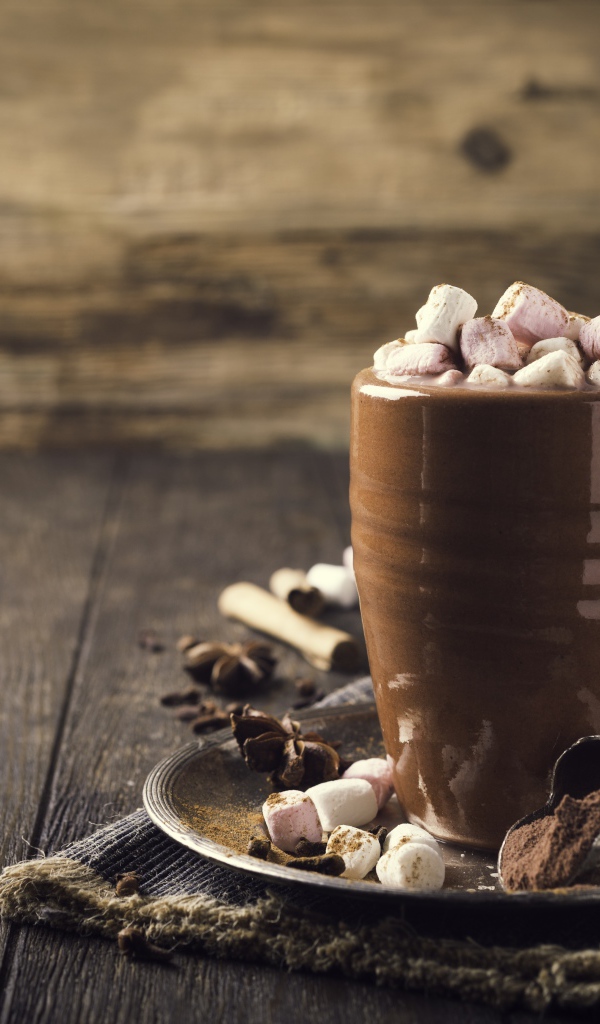 Горячий какао с маршмеллоу на столе