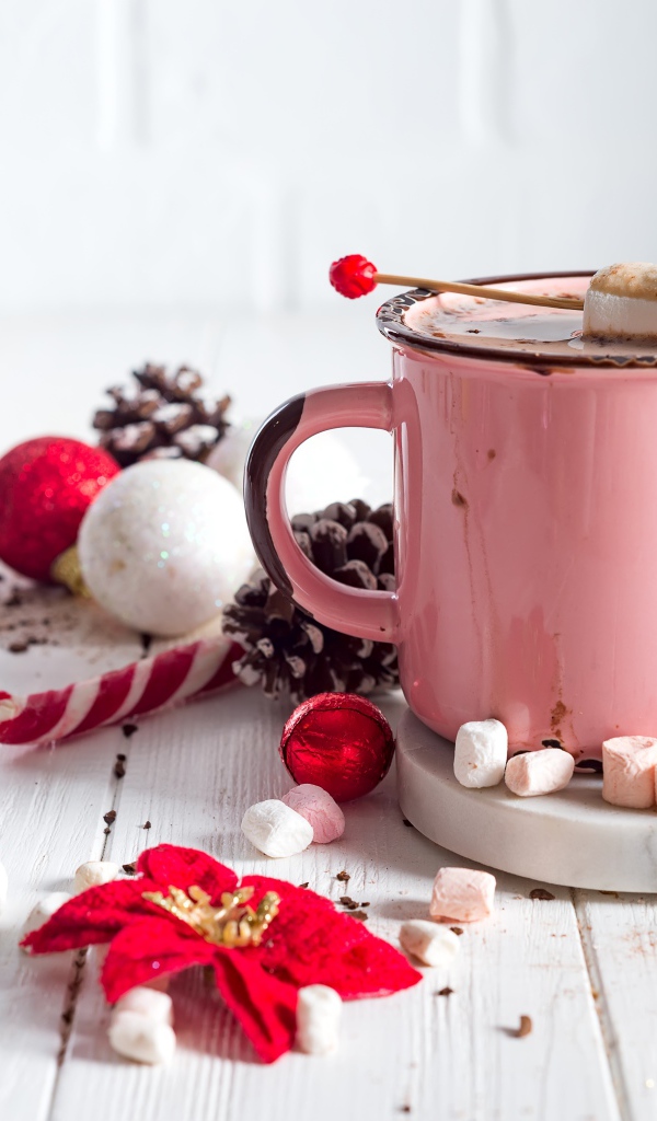 Горячий какао с маршмеллоу с новогодним декором на столе