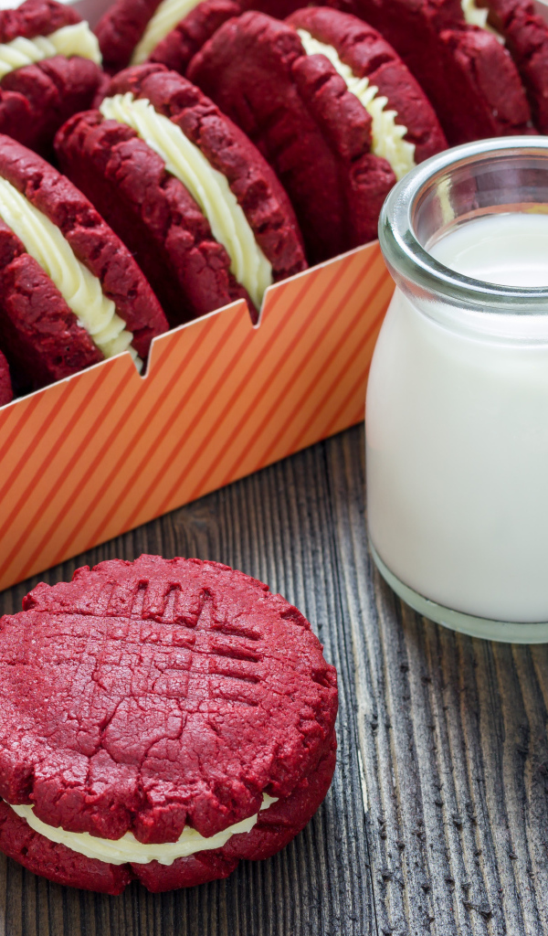 Кефир в банке на столе с печеньем 