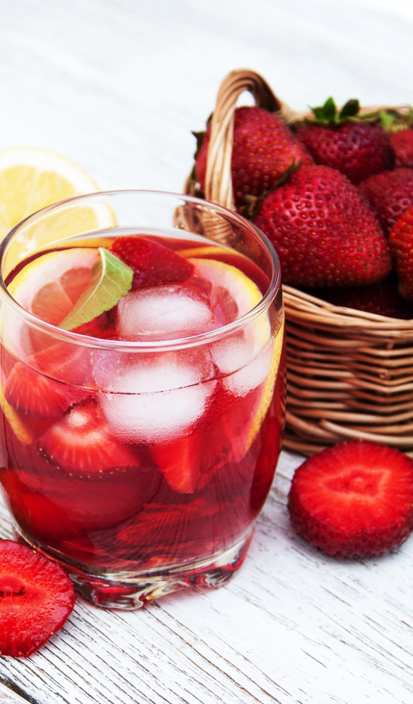 Мохито на столе с клубникой и лимоном