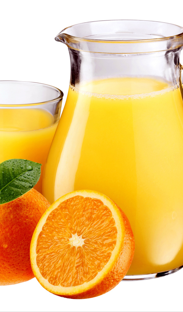 Апельсиновый сок на белом фоне с плодами апельсина