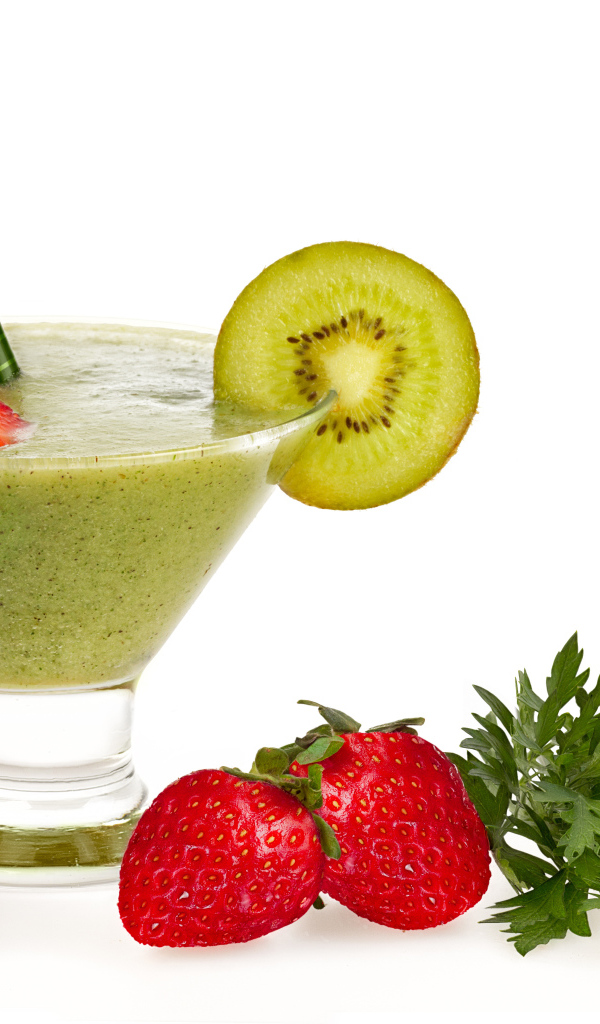 Смузи в стакане с клубникой, брокколи и петрушкой на белом фоне
