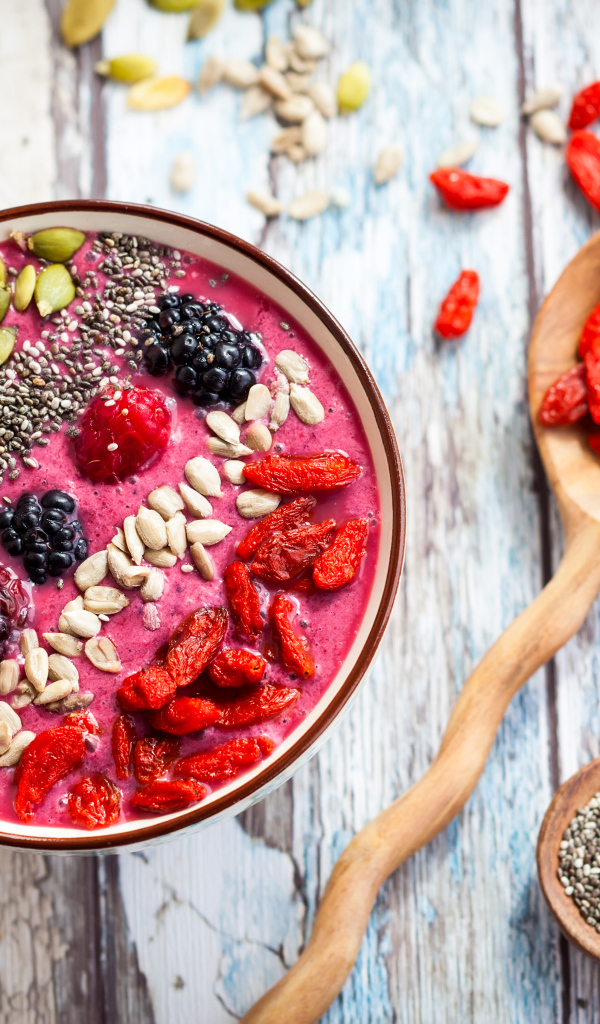 Смузи с сухофруктами, семенами годжи и ягодами в чашке