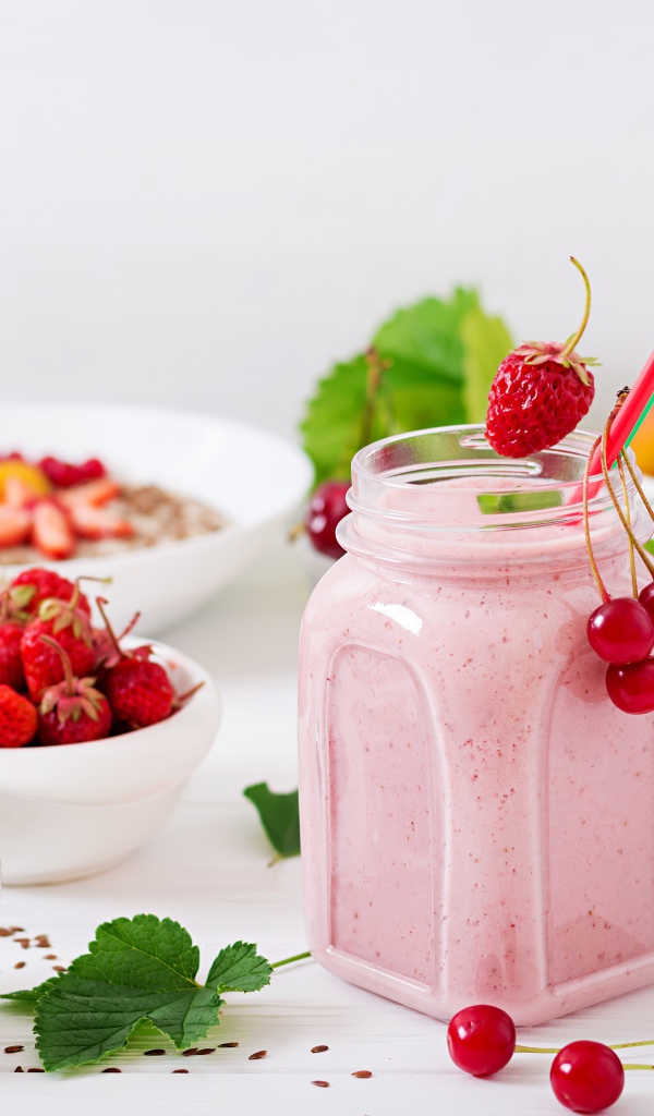 Смузи в банке на столе со свежими ягода 