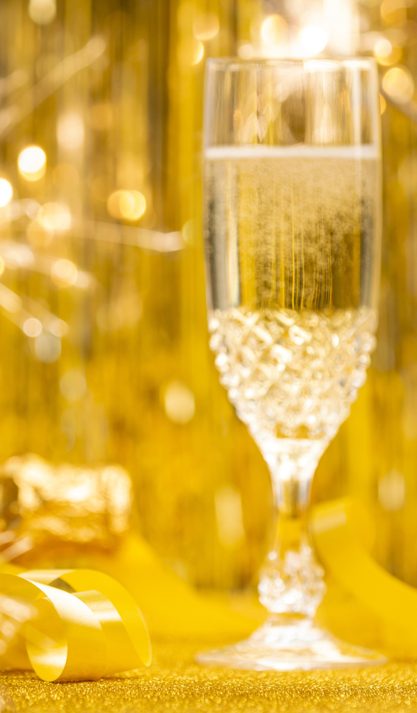 Два фужера шампанского с бенгальскими огнями