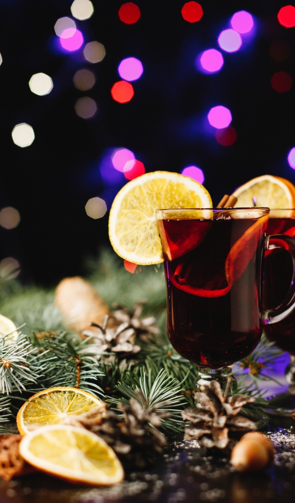 Два стакана глинтвейна на столе еловыми ветками 