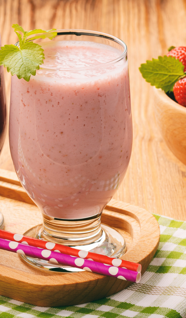 Два стакана смузи на столе с ягодами