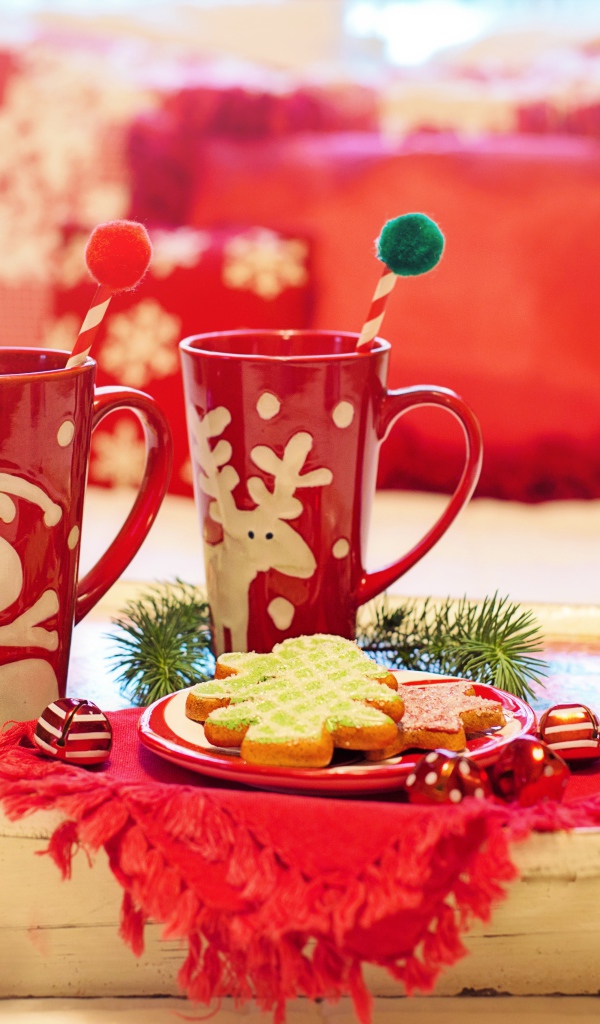 Две кружки с напитком на столе с печеньем 