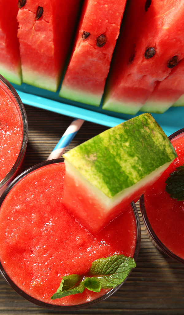 Арбузный смузи в стаканах на столе кусочками арбуза