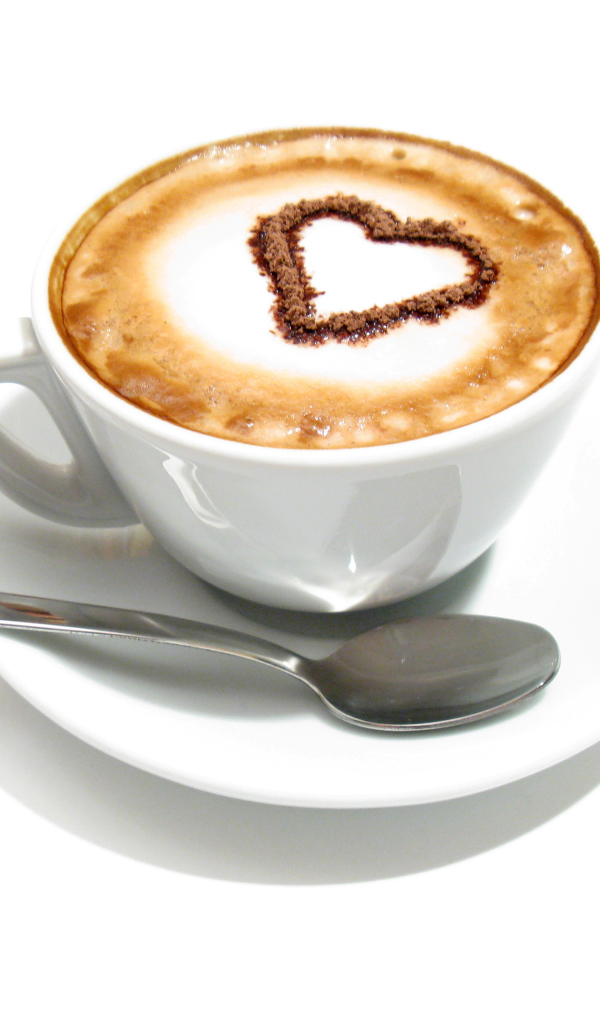 Белая чашка с капучино с сердцем из корицы на пене 