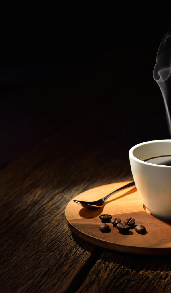 Белая чашка горячего крепкого кофе на столе