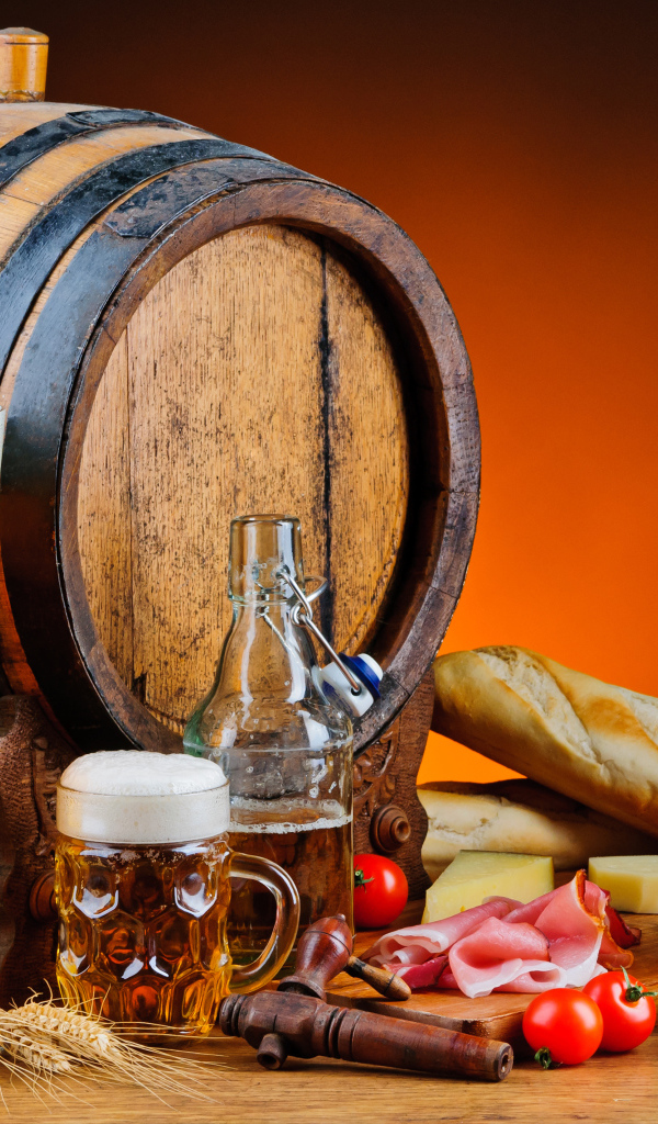 Деревянная бочка на столе с пивом и закусками