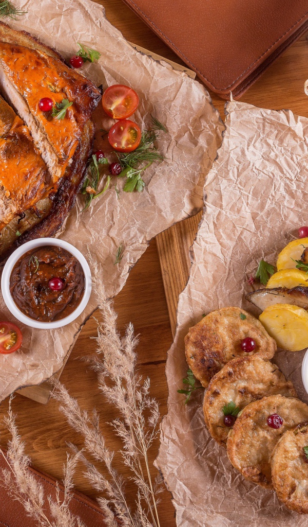 Кусок вкусного жареного мяса на столе овощами и соусом