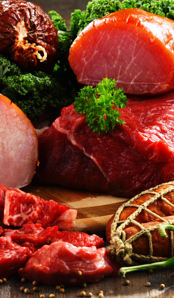 Аппетитная ветчина и мясо с перцем, луком, чесноком и зеленью 