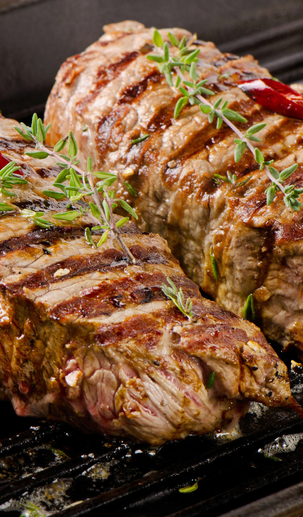 Аппетитные сочные куски мяса на гриле  со специями