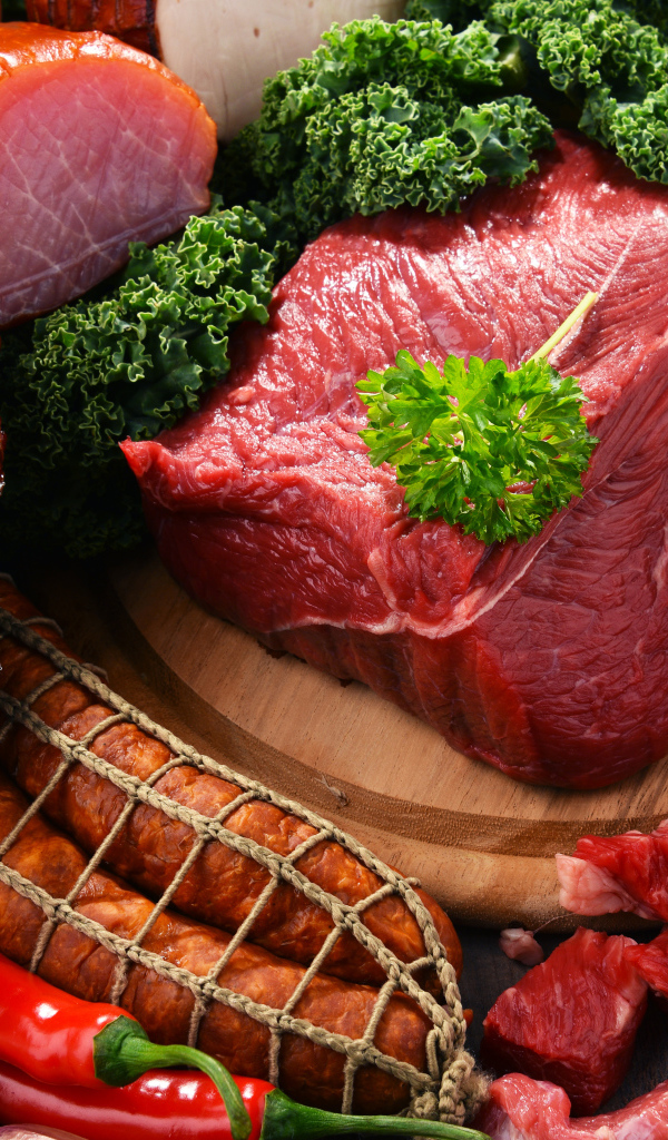 Аппетитные мясные продукты на столе с овощами