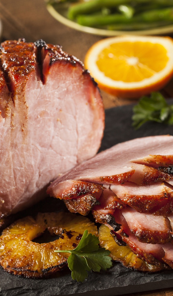 Аппетитный кусок мяса на столе с кусочками фруктов