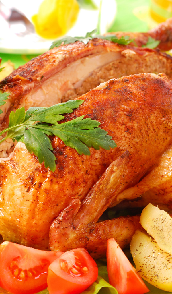 Запеченная курица на столе со свежими помидорами